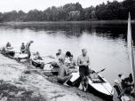 (11/63): Stojcy kajakarz to Witold Pomianowski prowadzi kilka spyww na Wile<br>1954 r.
