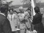 (17/63): Feliks Korycki wciga flag lata 60