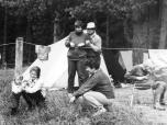 (7/13): Sapina - Justynka przy próbie samodzielnego chodzenia.<br>1983-07