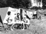 (15/20): Drawa - Ala, Marian i Konrad przy jajecznicy.<br>1984-07
