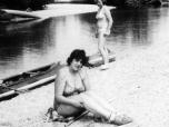 (7/27): Bóbr - siedząca Alicja i w głębi Barbara.<br>1985-05