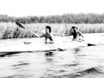 (17/27): Drwęca - Ala i Marian na jeziorze.<br>1985-08