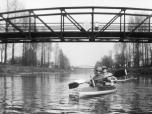 (2/24): Wisła - co kilometr na kanale pokazują się takie mostki.<br>1987-04