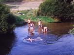 (30/33): Wel - k±piel przy mo¶cie.<br>1992-08