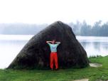 (16/18): Łeba - Tomek znalazł kamyczek.<br>1996-08