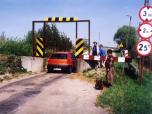 (3/26): Bug - na trasie: Borowe - Nieporęt, mostu strzegła taka bramka.<br>2002-04