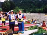 (6/26): Dunajec - na trasie: Nowy Targ - Nowy Sącz, Alina i Monika na postoju w Sromowcach.<br>2002-06
