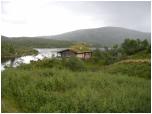 (23/122): Takich letniskowych domów mija się wiele - ten przy drodze do Lysebotn.<br>2005-08-13
