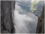 (34/122): Lysefjorden - tak prezentuje się fjord z wysokości kilometra.<br>2005-08-14