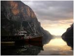 (37/122): Statki rybackie na Lysefjorden - Jutro w tę dal popłyniemy.<br>2005-08-14