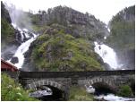 (53/122): Latefossen - wodospadów są tu setki. To jeden z najsłynniejszych.<br>2005-08-17
