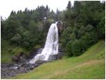 (60/122): Zatrzymaliśmy się przy Sandsfossen i weszliśmy za ścianę wodospadu.<br>2005-08-18