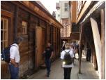 (74/122): Bryggen z wąskimi uliczkami o drewnianych chodnikach.<br>2005-08-18