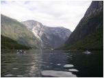 (87/122): Gudvangen - wypływamy na Naeroyfjorden.<br>2005-08-19