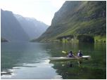(88/122): Naeroyfjorden - Najwęższy fiord Norwegii nie był wcale ponury i ciasny. <br>2005-08-19
