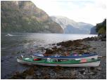 (91/122): Aurlandsfjorden - Na postoju zrobiliśmy pamiątkowe zdjęcie łódkom, co nas wiozły.<br>2005-08-19