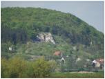 (66/117): Skałki wapienne dowodzą że przepływamy przez Jurę Krakowsko-Częstochowską.<br>2008-04-29