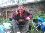 (76/117): Niepokojeni przez nikogo obchodziliśmy imieniny wuja Mariana na przystani KKW.<br>2008-04-30