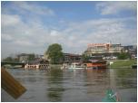 (83/117): Przy Wawelu na barkach piwko spijali turyści.<br>2008-05-01