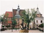 (97/117): Schludne miasteczko Niepołomice, ozdobione kilkoma brązowymi figurami.<br>2008-05-02