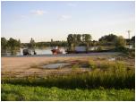 (15/107): Port remontowy w Tursku - kałuża świadczy, że niedawno plynęła w tym miejscu rzeka.<br>2008-07-27