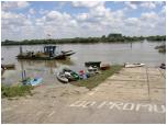 (54/107): Zawichost prom - Zatrzymaliśmy się na postój przy promie, nieczynnym z powodu wysokiej wody.<br>2008-07-30