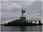 (77/88): Ujście Wisły Śmiałej - Na latarni na końcu falochronu przysiadł kormoran. Tylko ptaki były świadkami naszego powitania z morzem.<br>2008-09-19