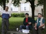 (1/37): Przeczekaliśmy pod winoroślą popijając miejscowy ciemny napój