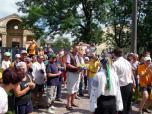 (8/37): Chlebem i solą przywitał nas burmistrz Bełza i para ślicznych dziewczyn.