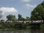 (15/37): Pop przyprowadził wszystkich obecnych parafian na linowy mostek nad rzeką Ratą.