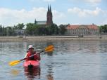(13/23): Wisła - Krysia sprawdza kajak<br>2010-06