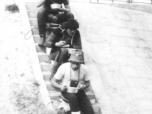(2/105): Brześć Kujawski 1986 - Schodki przy moście posłużyły do zjedzenia obiadu na trasie.