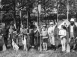 (5/105): Głuszynek 1986 - Na starcie pierwszego Regionalnego Spływu Zgłowiączką w Głuszynku stawiło się 42 uczestników. To częśc z nich.