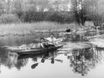 (13/105): Rybiny 1988 - Pierwsza załoga dopływa do jazu za jeziorem Głuszyńskim.
