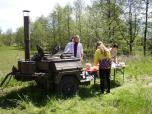 (50/105): Topólka 2005 - Przed dalszym pływaniem warto posilić się w polowej kuchni pyszną grochówką topólecką.