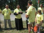(47/105): Topólka 2007 - W otwarciu spływu uczestniczą również księża z miejscowej parafii i nie stronią od naciągnięcia spływowych koszulek.