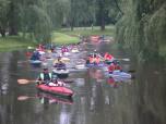 (93/105): Włocławek 2004 - zwarta grupa kajakarzy wpływa do parku Sienkiewicza.