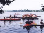 (27/105): Wyścig 2002 - ałogi sposobią się do wyścigu na jeziorze.