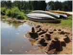 (43/73): Rzeka Warta - na plaży przy kajakach wyrósł zamek.<br> 2011-07-15