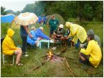 (58/73): Rzeka Warta - deszcz nie przeszkodził nam w rozpaleniu ogniska.<br> 2011-07-20