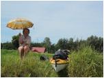 (73/109): Rzeka Wda - mąż poszedł do sklepu a żona pilnuje kajaka.<br>2012-07-24
