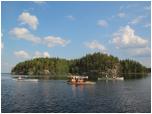 (11/83): Mijamy jedną z wysp na jeziorze Haukivesi.<br>2014-07-28
