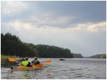 (12/83): Wzdłuż wyspy Linnansaari zdążamy na biwak Perpulanluhta.<br>2014-07-28