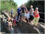 (59/83): Dawniej zwiedzający uwieczniali swe imiona dla potomnych, ryjąc je w skale; dziś tylko się fotografują.<br>2014-08-06