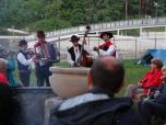 (23/81): Poprad, na biwaku w Piwnicznej przygrywa豉 nam g鏎alska kapela<br>2015-06-02