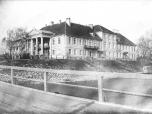 (1/48): Pałac biskupi<br>fot. n.n. XIX/XX w.<br>Widok od strony północno-wschodniej, wykonany z mostu łyżwowego na Wiśle. Widoczny fronton pałacu wraz z konsystorzem.