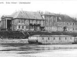 (2/48): Włocławek. Pałac biskupi - Bischofspalast<br>fot. n.n., przed 1914 r.<br>Widok pałacu biskupiego od strony północno-wschodniej. Na pierwszym planie, na wprost, pałacu przystań wiślana. Fotografia wykonana z mostu łyżwowego na Wiśle.