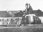 (17/48): Kościółek św. Witalisa i Seminarium Duchowne<br>fot. n.n., przed 1878 r.<br>Widok kościółka św. Witalisa i Seminarium od ulicy Cyganka. Wokół dawnego cmentarza barierka z palików, ustawiona w latach 1851-1853, istniejąca do 1878 r.