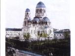 (30/48): Sobor. Włocławski<br>fot. n.n., 1908-1914 r.<br>Widok cerkwi prawosławnej (wzniesiona w latach 1894-1905, wg. projektu K. Wojciechowskiego) od południowego zachodu. Na pierwszym planie ulica Zelazna (ob. Kościuszki) i Ogród Saski (ob. Pl. Wolności) W tle północna i wschodnia pierzeja Nowego Rynku (ob Placu Wolności).