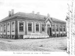 (32/48): Na dochód Ochronki dla dzieci w Włocławku<br>fot. Sztejner, przed 1905 r.<br>Widok Ochronki na ul. Biskupiej, z dziećmi ustawionymi do fotografii pamiątkowej.